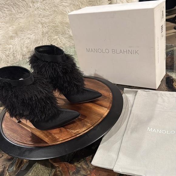 Manolo Blahnik feather-trimmed satin booties - Picture 9 of 9